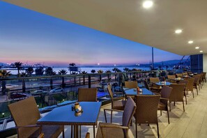 Bar (on property) - Hilton Garden Inn Izmir Bayrakli (Izmir)