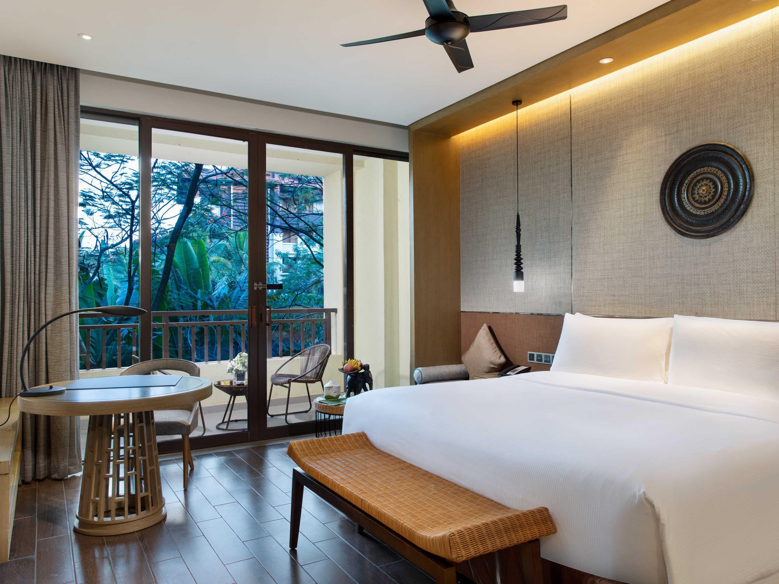 Deluxe-huone, 1 suuri parisänky, parveke | Ylelliset vuodevaatteet, untuvapeitot, pillowtop-patjalliset sängyt