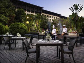 2 restaurants, breakfast, lunch, dinner served; international cuisine  - Pullman Resort Xishuangbanna (Xishuangbanna Dai)