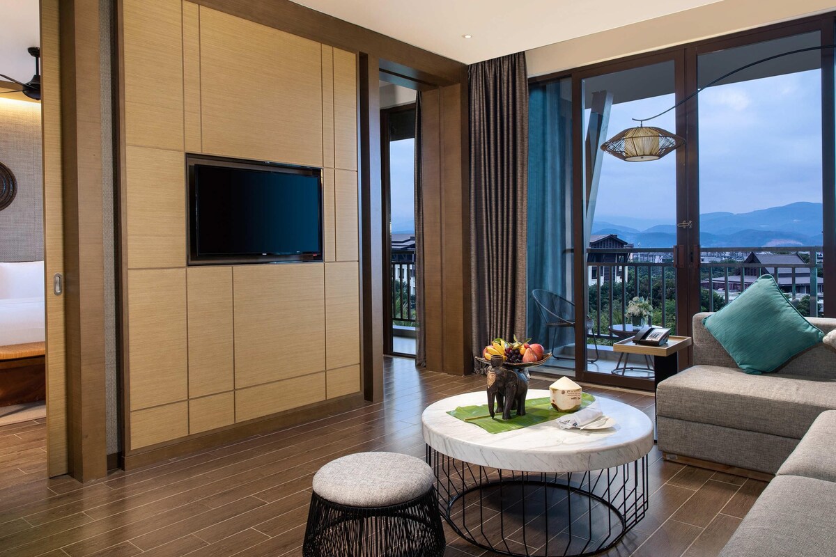 ห้องดีลักซ์สวีท, เตียงคิงไซส์ 1 เตียง, ระเบียง | เครื่องนอนระดับพรีเมียม, ผ้านวมขนเป็ด, เตียงพร้อมฟูกเสริมที่นอน