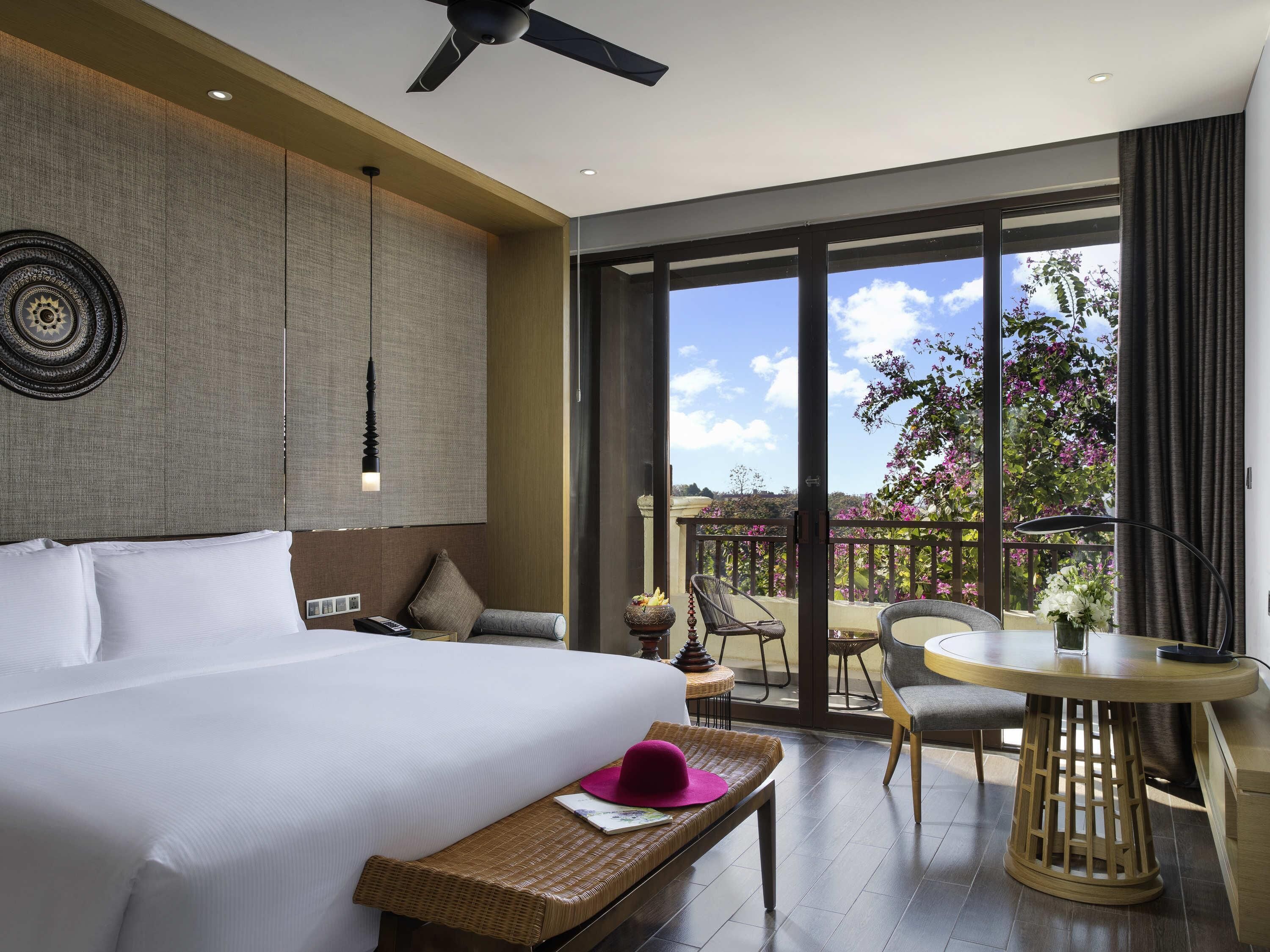 高級寢具、羽絨被、特厚豪華床墊、迷你吧