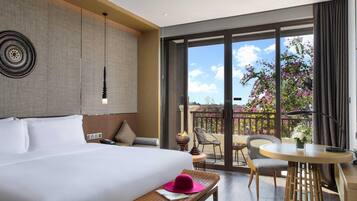 EXECUTIVE KING ROOM | Premium bedding, down duvets, pillow-top beds, minibar