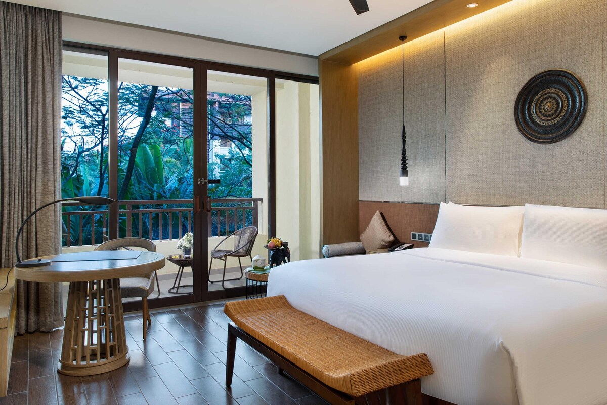 ห้องดีลักซ์, เตียงคิงไซส์ 1 เตียง, ระเบียง | เครื่องนอนระดับพรีเมียม, ผ้านวมขนเป็ด, เตียงพร้อมฟูกเสริมที่นอน