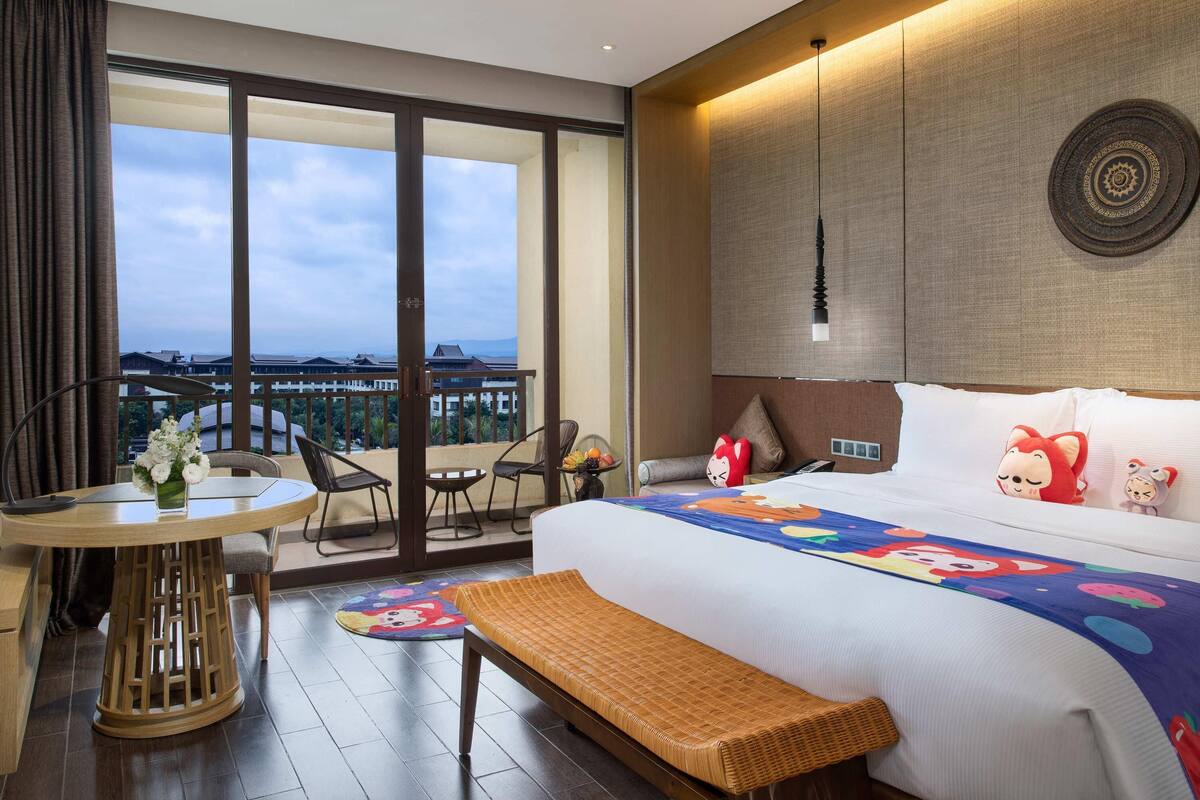 Perhehuone, 1 suuri parisÀnky, parveke | Ylelliset vuodevaatteet, untuvapeitot, pillowtop-patjalliset sÀngyt