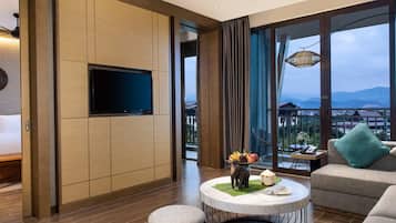 Suite Deluks, 1 Tempat Tidur King, balkon | Seprai premium, selimut bulu angsa, bantalan ekstra lembut, dan minibar