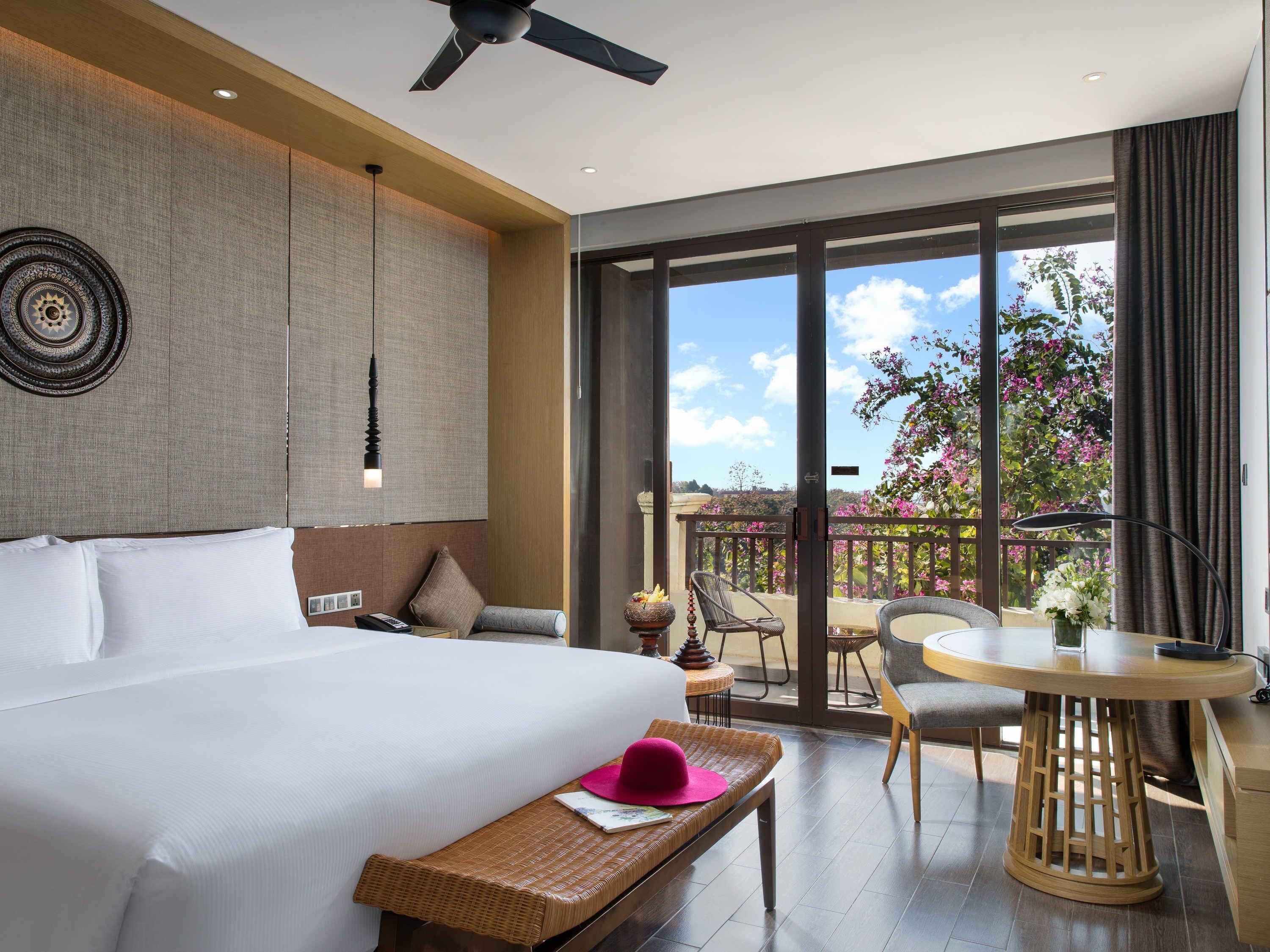 EXECUTIVE KING ROOM  | Premium bedding, down duvets, pillow-top beds, minibar