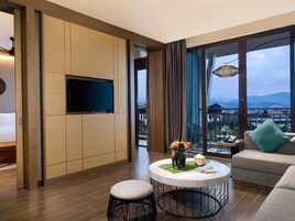 豪华套房 | 高档床上用品、羽绒被、加厚床垫、迷你吧