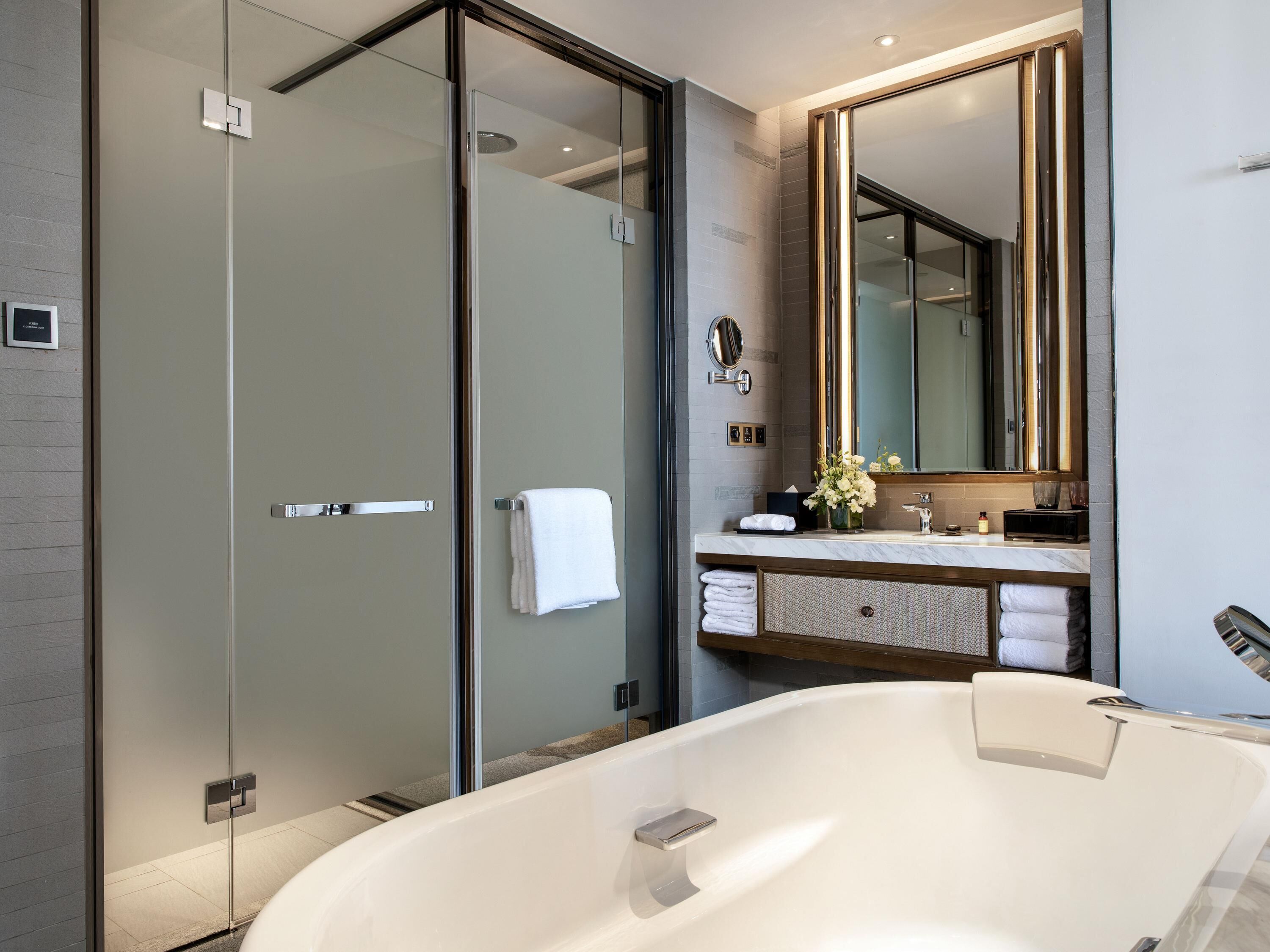 deluxe suite, 1 king size bed | 1 bedroom, premium bedding, down duvets, pillow-top beds