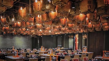 8 restaurants, breakfast, lunch, dinner served; international cuisine