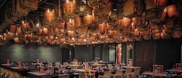 8 restaurantes; se sirve desayuno, almuerzo y cena; cocina internacional
