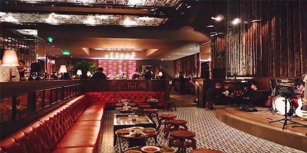 2 bares y 1 bar de copas