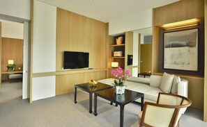 En 49-tommers LED-TV med Parabol-TV samt TV og DVD-spiller