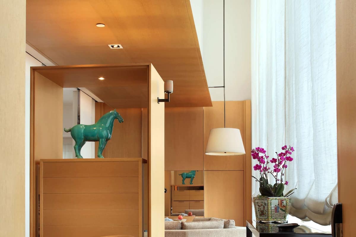 room, 1 king bed (atrium view) | minibar, in-room safe, desk, blackout curtains