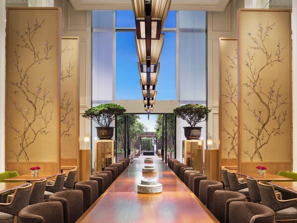 8 nhà hàng, phục vụ bữa sáng, bữa trưa, món ăn mang phong cách quốc tế