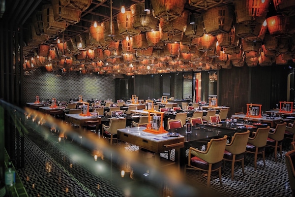 8 restaurants; breakfast, lunch, dinner, and brunch served