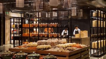 8 間餐廳;供應早餐、午餐、晚餐;多國菜