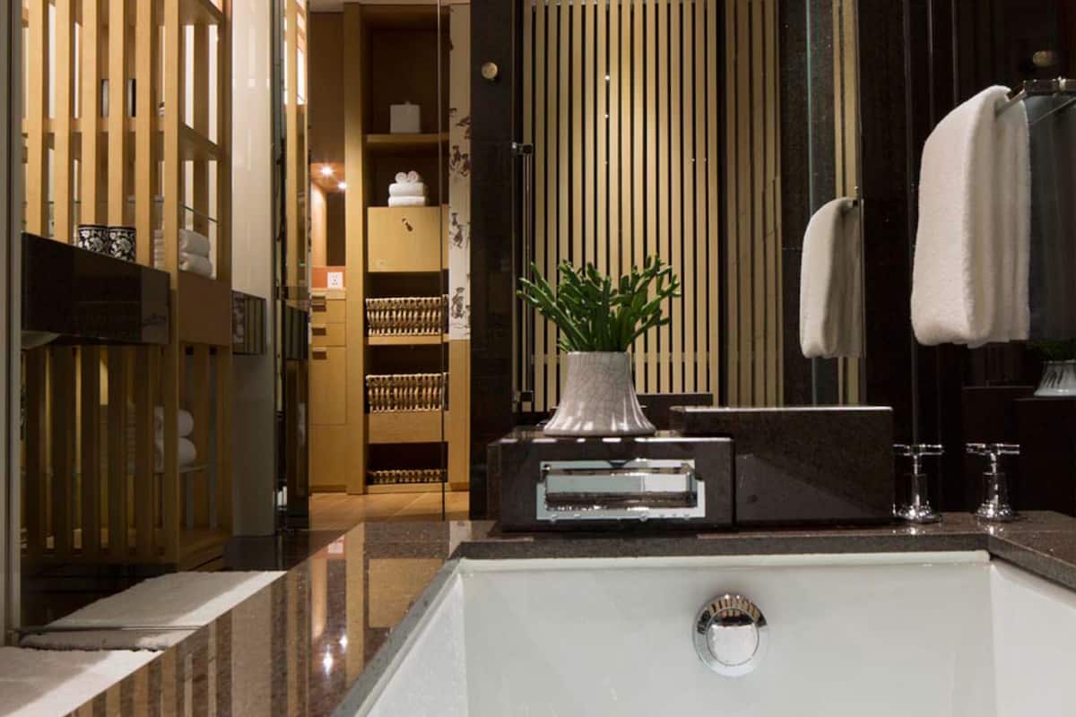 separate bathtub and shower, deep-soaking bathtub, rainfall showerhead