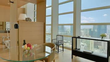 Cofres nos quartos, escrivaninha, cortinas blackout