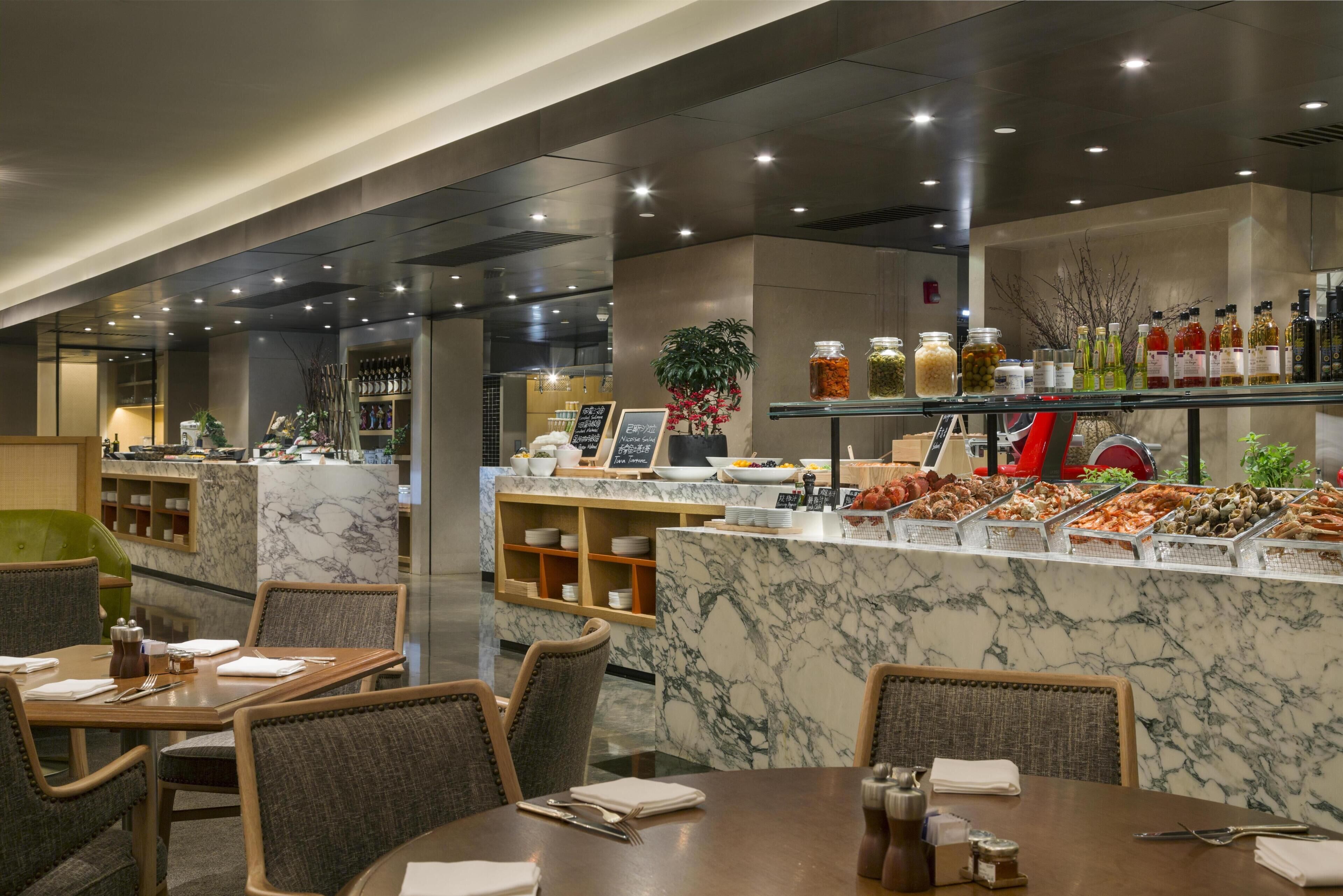 8 restaurants; breakfast, lunch, dinner, and brunch served