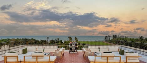 2 bars/lounges, cocktail bar, rooftop bar