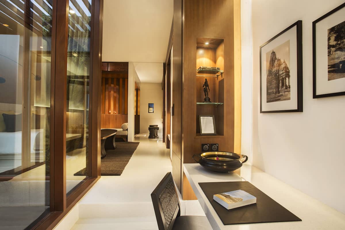 separate bathtub and shower, deep-soaking bathtub, rainfall showerhead