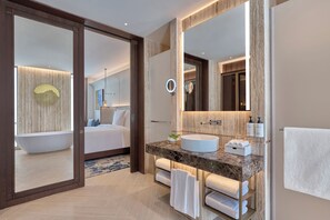 Separate bathtub and shower, deep-soaking bathtub, rainfall showerhead