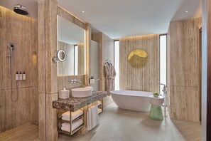 Separate bathtub and shower, deep-soaking bathtub, rainfall showerhead - InterContinental Chennai Mahabalipuram Resort by IHG (Tirupporur)
