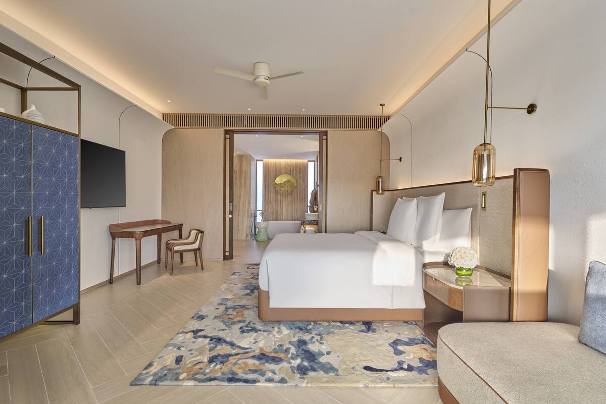 Classic Room, 1 King Bed, Accessible, Club lounge access | Egyptian cotton sheets, premium bedding, free minibar items