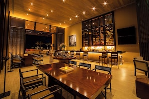 3 bars/lounges, poolside bar