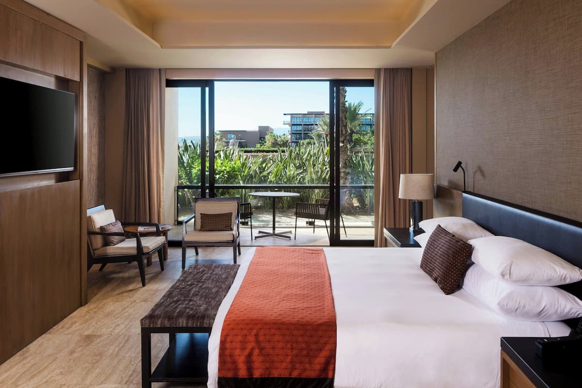 Luxe suite, 1 kingsize bed met slaapbank, uitzicht op resort | Een minibar, een kluis op de kamer, geluiddichte muren