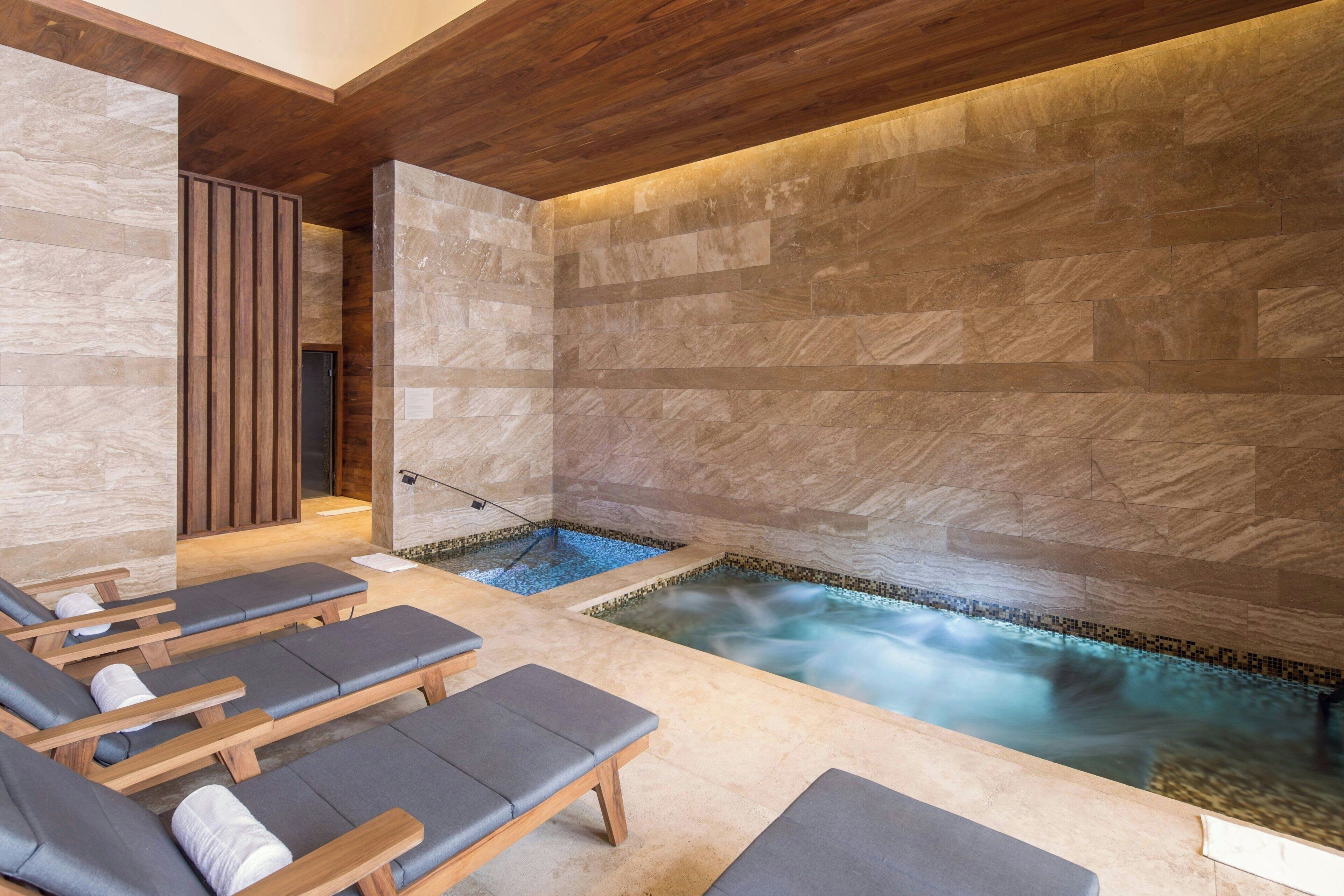 9 outdoor pools, sun loungers