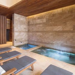 9 outdoor pools, sun loungers