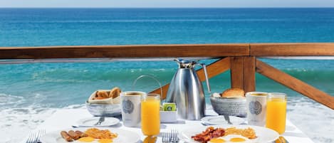 5 restaurants, breakfast, lunch, dinner served; Fusion cuisine