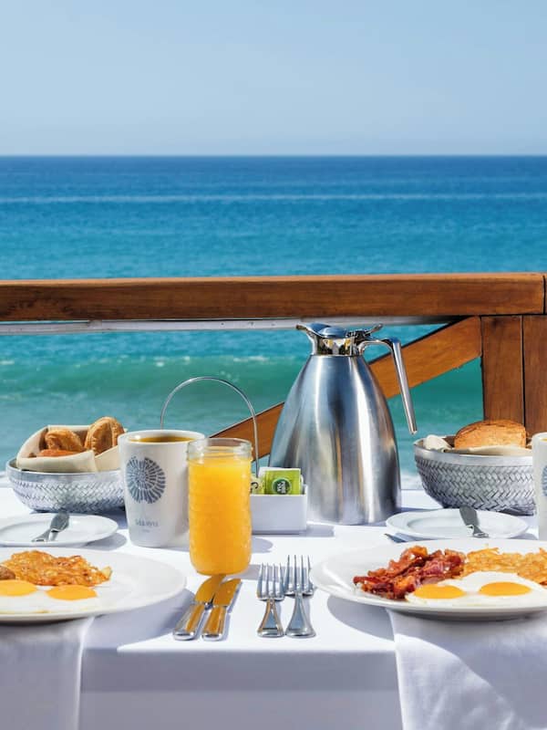 5 restaurants, breakfast, lunch, dinner served; Fusion cuisine