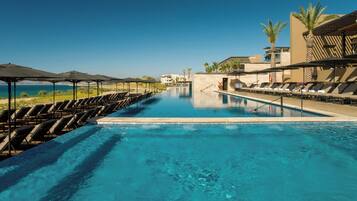 9 kolam renang outdoor, dengan kursi berjemur