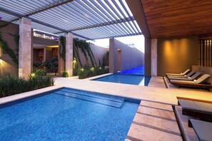 9 outdoor pools, sun loungers