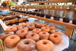 Café da manhã com buffet todos os dias (USD 20 por pessoa)