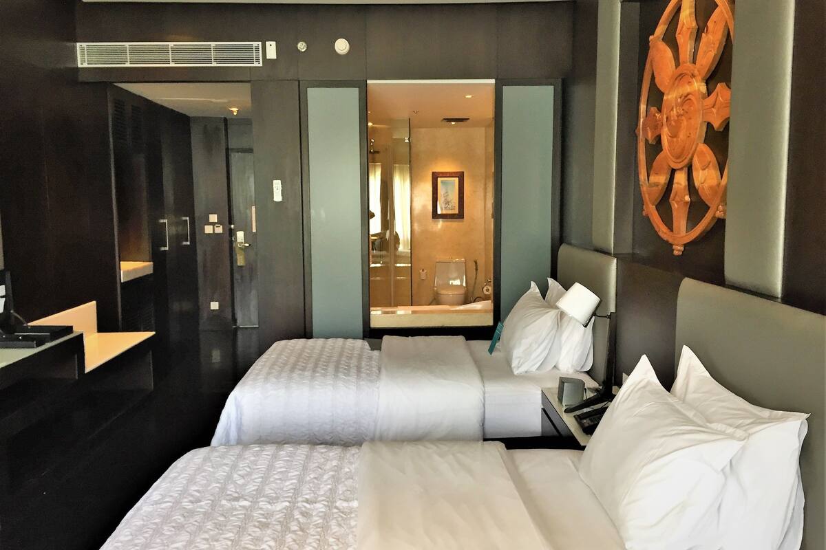 deluxe room, 2 single beds, river view | 1 bedroom, minibar, in-room safe, individually furnished