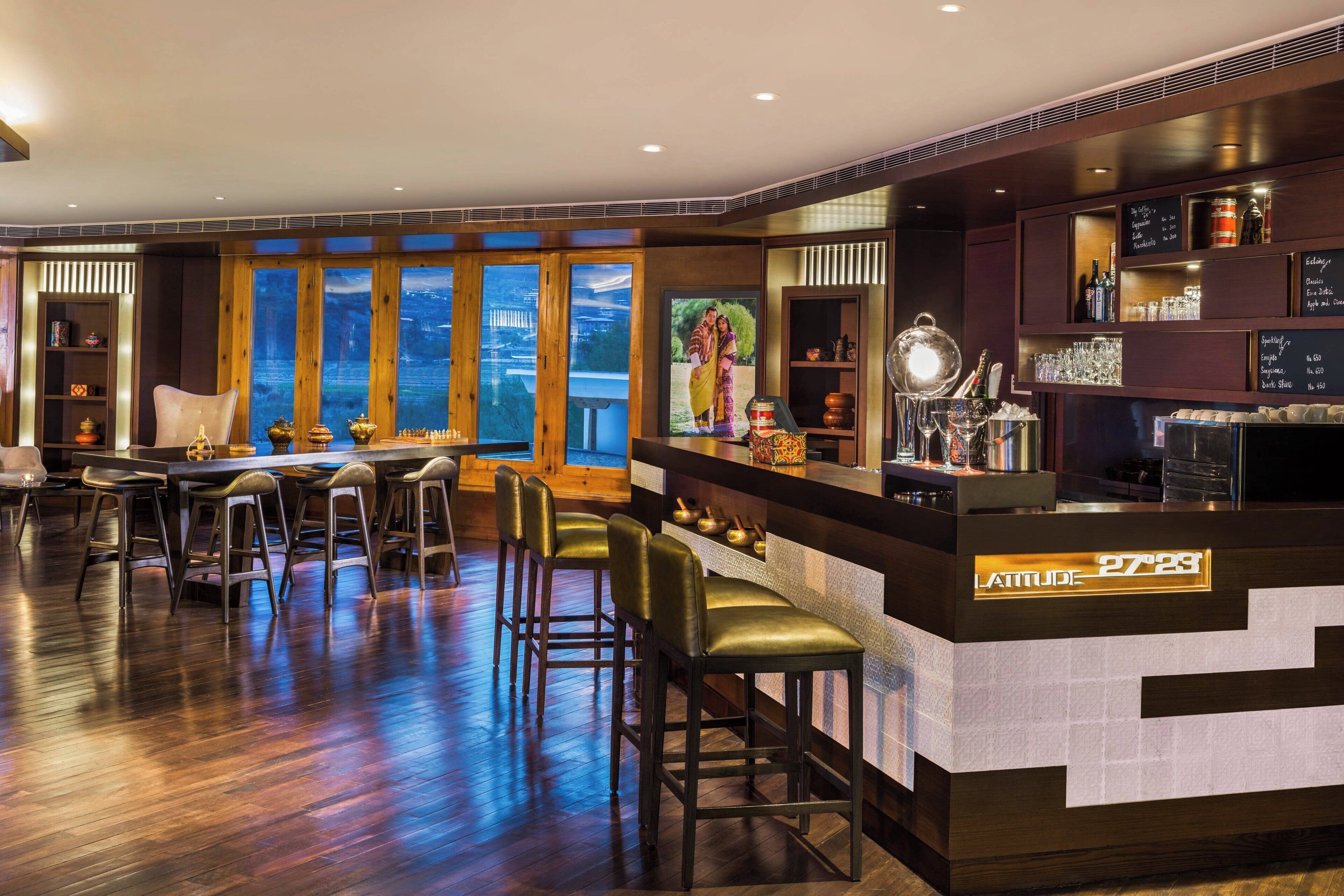 2 restaurants, breakfast, lunch, brunch served; international cuisine