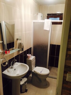 Douche, articles de toilette gratuits, sèche-cheveux, chaussons