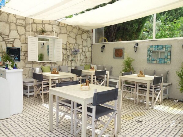 Outdoor dining - Peri Art Hotel (Cesme)
