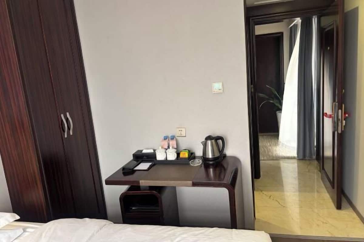 Minibar, in-room safe, alarm clocks