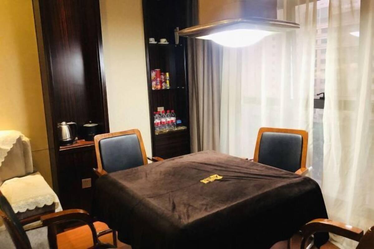 Minibar, coffres-forts dans les chambres, réveils