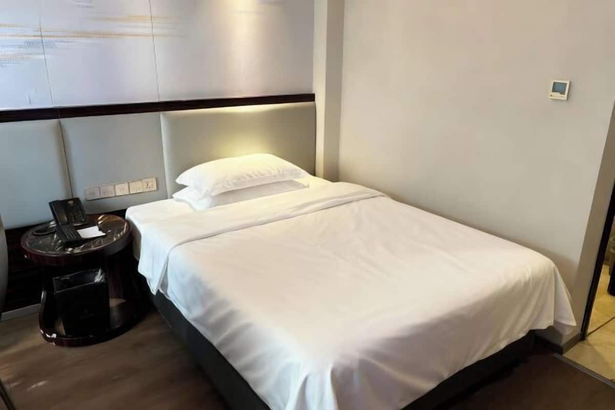 Minibar, in-room safe, alarm clocks