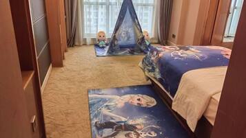 Bar mini, peti besi dalam bilik, jam penggera