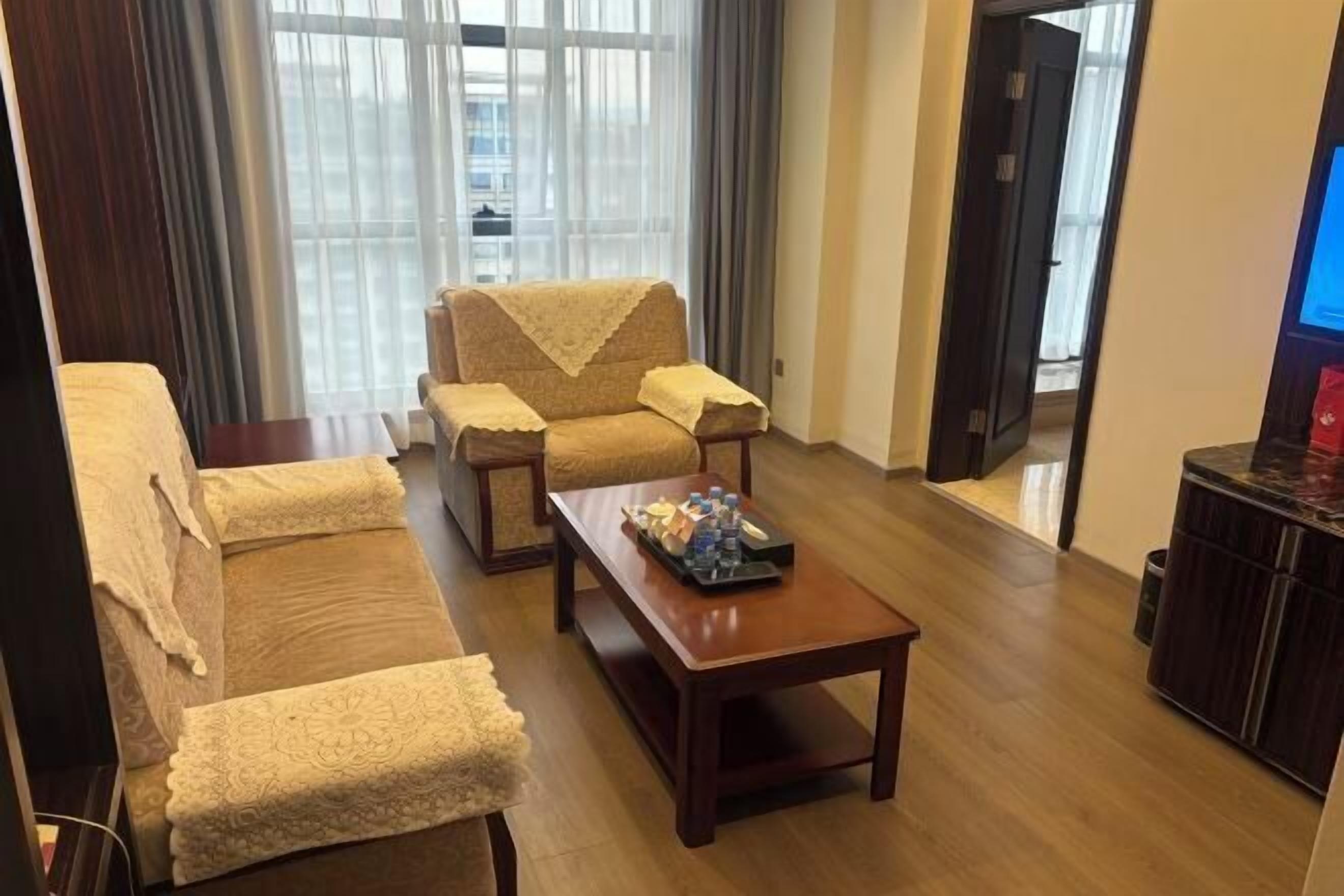 Minibar, coffres-forts dans les chambres, réveils