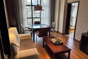 Minibar, coffres-forts dans les chambres, réveils