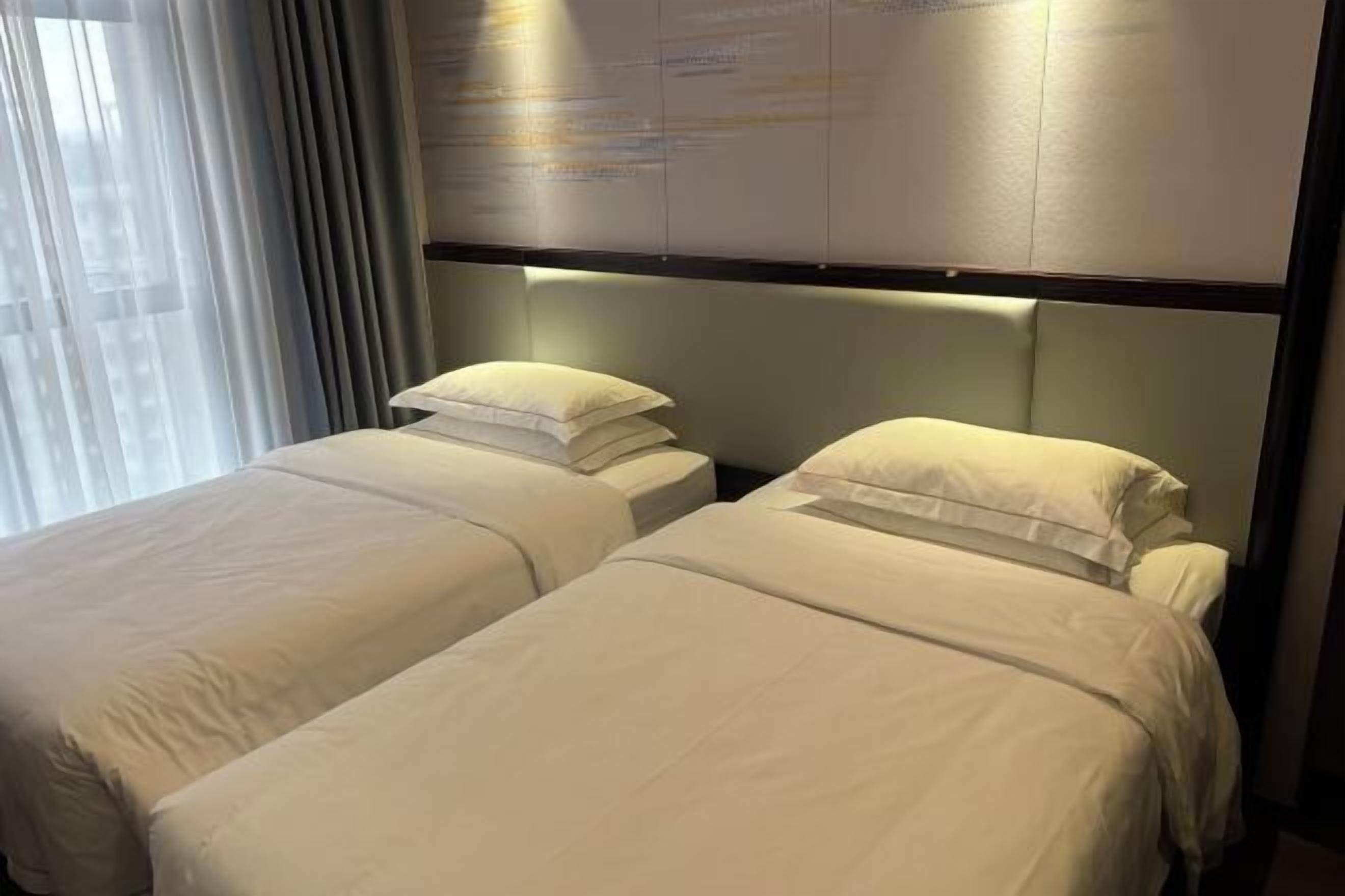 Minibar, caja de seguridad en la habitación y despertador 