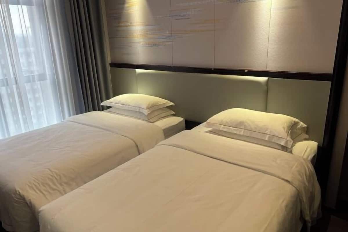 Minibar, in-room safe, alarm clocks