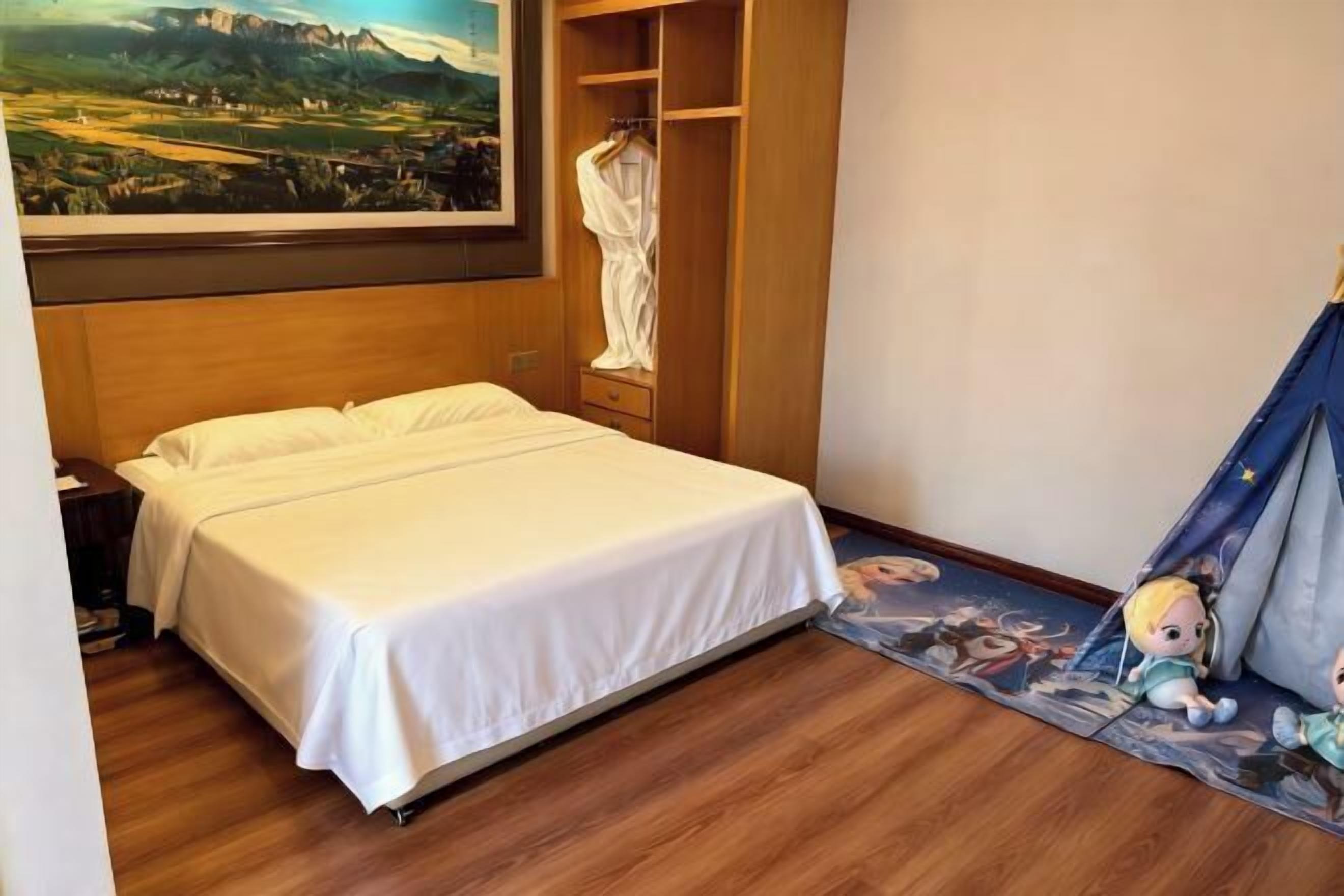 Minibar, in-room safe, alarm clocks